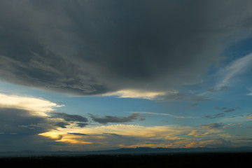 Fototapeta na wymiar the sky before rain in the evening