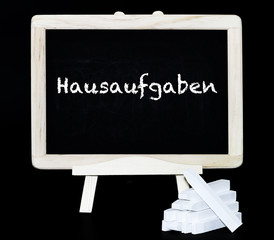 Hausaufgaben Kreidetext auf einer Tafel