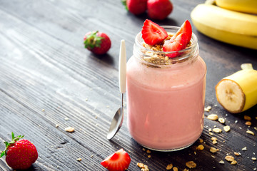 Strawberry smoothie with granola