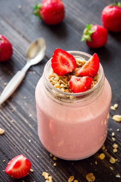 Strawberry smoothie with granola