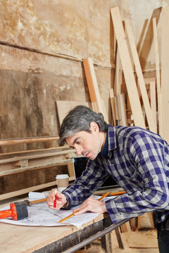Handwerker arbeitet an einer Zeichnung