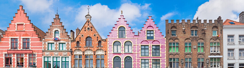 Fototapeta premium Tradycyjne kolorowe belgijskie fasady domów przy rynku w mieście Brugia.