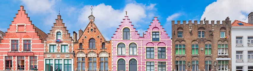 Fotobehang Traditionele kleurrijke Belgische gevels van huizen op het marktplein in de stad Brugge. © Yingko