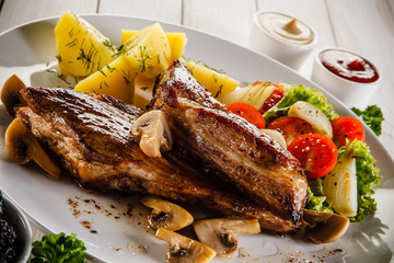 Grilled ribs with vegetables