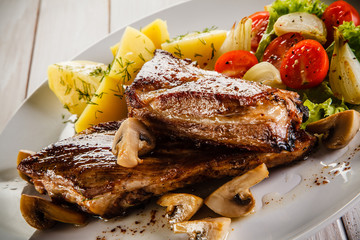 Grilled ribs with vegetables