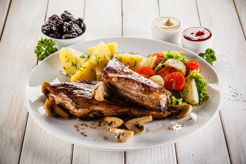 Grilled ribs with vegetables