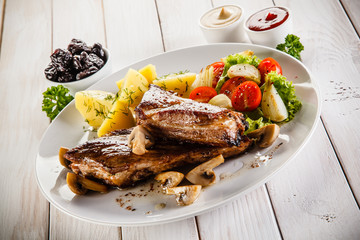 Grilled ribs with vegetables