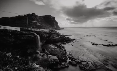 Photo sur Plexiglas Noir et blanc La cascade se dirige vers la mer dans un littoral au coucher du soleil. Exposition longue. le Portugal