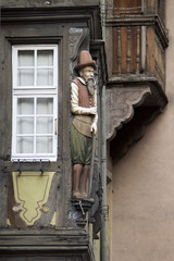 Skulptur in einer mittelalterichen Stadt