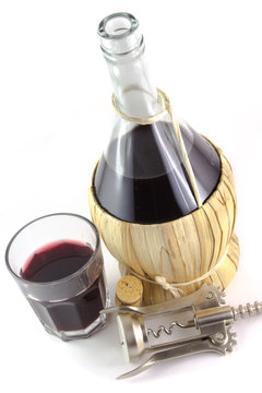 Bicchiere e fiasco di vino