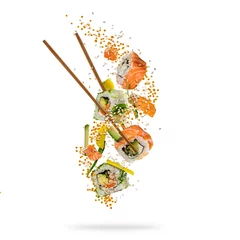 Crédence de cuisine en verre imprimé Bar à sushi Voler des morceaux de sushi avec des baguettes en bois, séparés sur fond blanc.