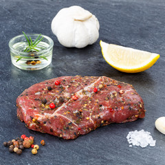 Fleisch Steak roh Rindfleisch Quadrat auf Schieferplatte
