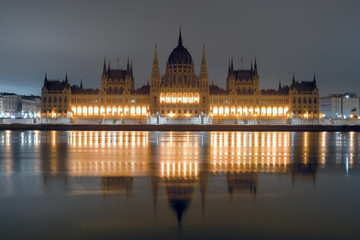 Obraz premium Budapest Parliament building frontal view across Danube river