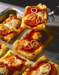 Kleine Blätterteig-Pizzen vom Blech