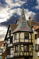 Fototapeta premium Maison à oriel à Kaysersberg, Alsace, Haut Rhin. Grand Est