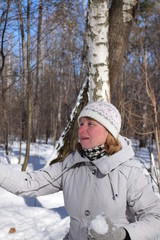 Fototapeta na wymiar зрелая,кавказская,женщина весело проводит время в зимнем лесу 