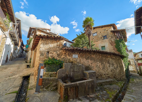 Cruce de Calles Empedradas T&iacute;picas del Pueblo de Candelario, Sierra de B&eacute;jar, Salamanca, Castilla y Le&oacute;n, Espa&ntilde;a