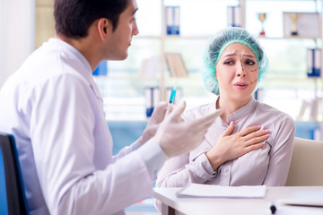 Obraz premium Plastic surgeon preparing for operation on woman face