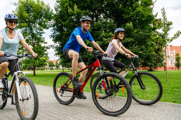 Fototapeta premium Healthy lifestyle - people riding bicycles in city park 