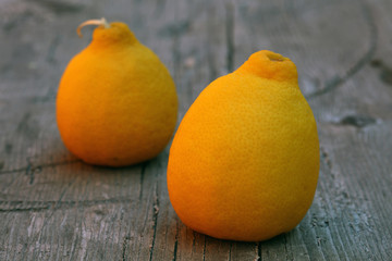 Zitronen auf einem Holztisch