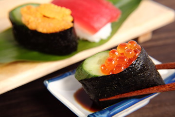 寿司　箸上げ　いくらの軍艦巻き