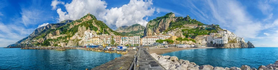 Fotobehang Prachtig panorama van Amalfi, de belangrijkste stad van de kust waarop het zich bevindt, genomen vanaf de zee. Amalfi gelegen in de provincie Salerno, in de regio Campania, Italië, aan de Golf van Salerno. © mitzo_bs