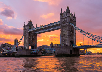 Fototapeta na wymiar Sunset over the Tower of London