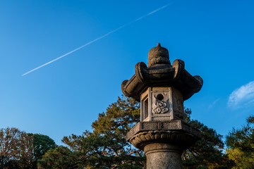 東京　冬の六義園　青空と石灯籠