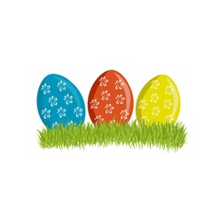 Trzy kolorowe wielkanocne pisanki na trawie