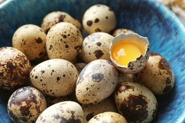 Obraz premium Raw quail eggs in bowl, closeup