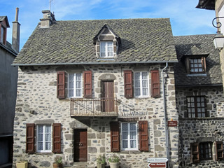 Fototapeta na wymiar Maison en pierre à Salers