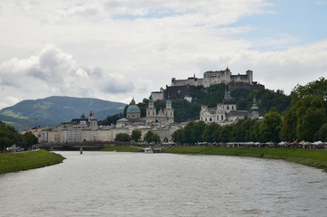 Obraz premium Photo of Salzach river with Hohensalzburg on Festungsberg hill