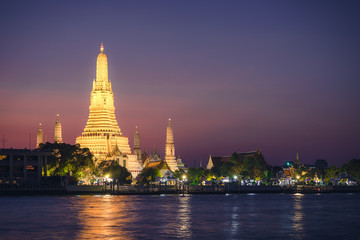 Fototapeta premium Świątynia wat arun o zmierzchu w bangkoku, tajlandii, azji południowo-wschodniej