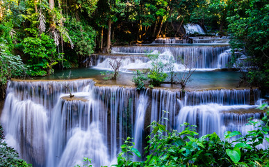 Panele Szklane  Wodospad w tropikalnym lesie w Parku Narodowym Huay Mae Khamin, Tajlandia