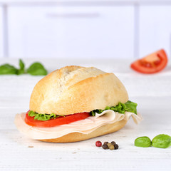 Brötchen Sandwich Baguette belegt mit Schinken Quadrat Textfreiraum Copyspace auf Holzbrett