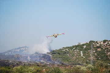 Fototapeta na wymiar Wasserflugzeug Brand löschen Kroatien