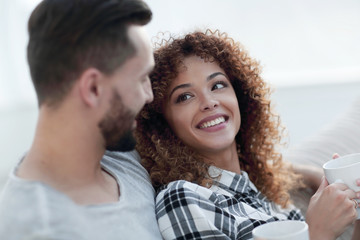 Obraz premium loving couple sitting on a sofa in the living room