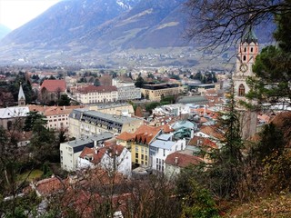 Fototapeta premium panorama città montagna campagna case 