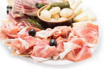 Vassoio di prosciutto crudo e altri cibi italiani