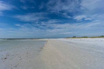 USA, Florida, Endless empty perfect white sand beach of honeymoon island