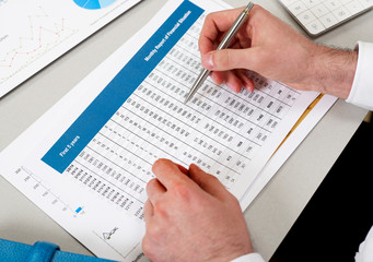 Obraz premium Man reviewing financial papers