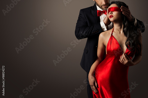 Мужик страстно трахает жену в красном платье
