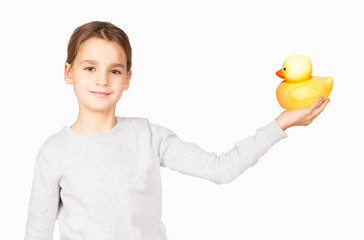 Mädchen präsentiert Gummiente