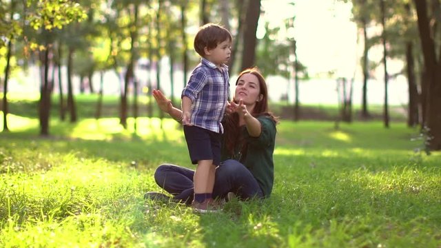 the child sits down to his mother in the park