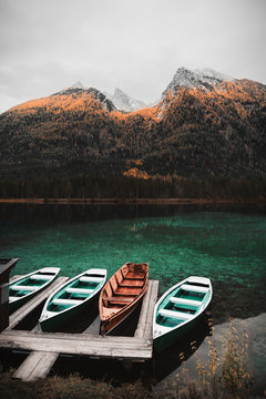 Bergsee in den Alpen mit Booten im Vordergrund