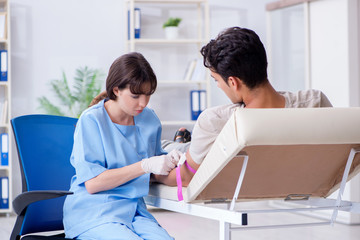 Obraz premium Patient getting blood transfusion in hospital clinic