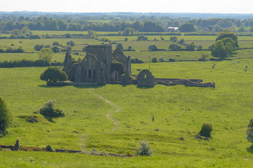 Antichi ruderi nei pressi della Rocca di Cashel in Irlanda