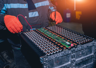 Charging the batteries of the elecric motor. Disassembling the battery of an electric vehicle engine