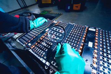 Charging the batteries of the elecric motor. Disassembling the battery of an electric vehicle engine