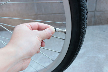 自転車の空気バルブを閉める手元